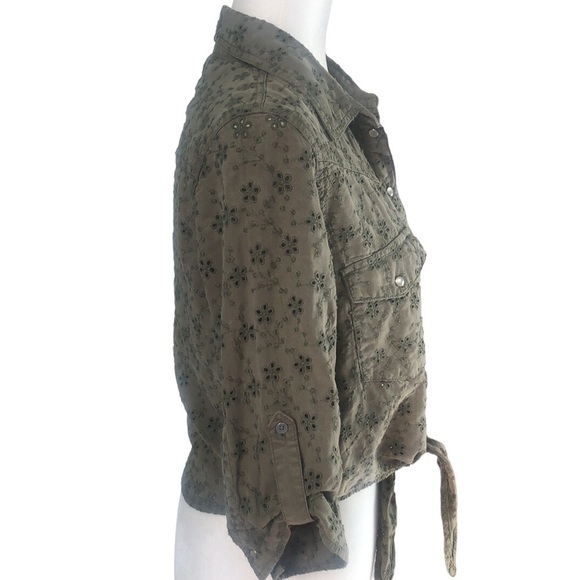 GUESS Eyelet Denim Tie Front Pin Up Shirt Size Medium - Picture 5 of 15